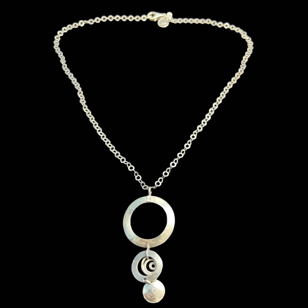 Beautiful Silpada .925 Sterling Silver 3 Circle Swirl Hammered Pendant Necklace